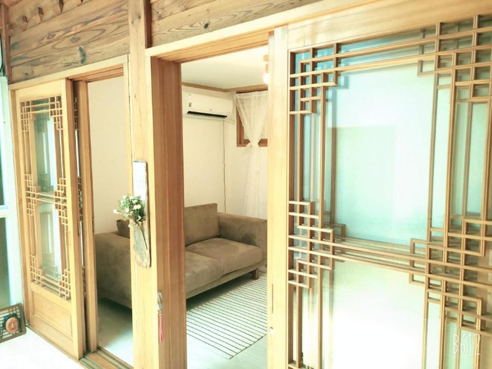 Bukchon Sarangbang - Hanok House Seoul