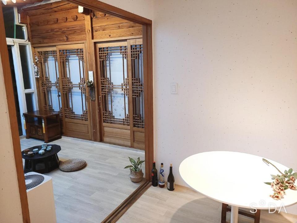 Bukchon Sarangbang - Hanok House * Seoul