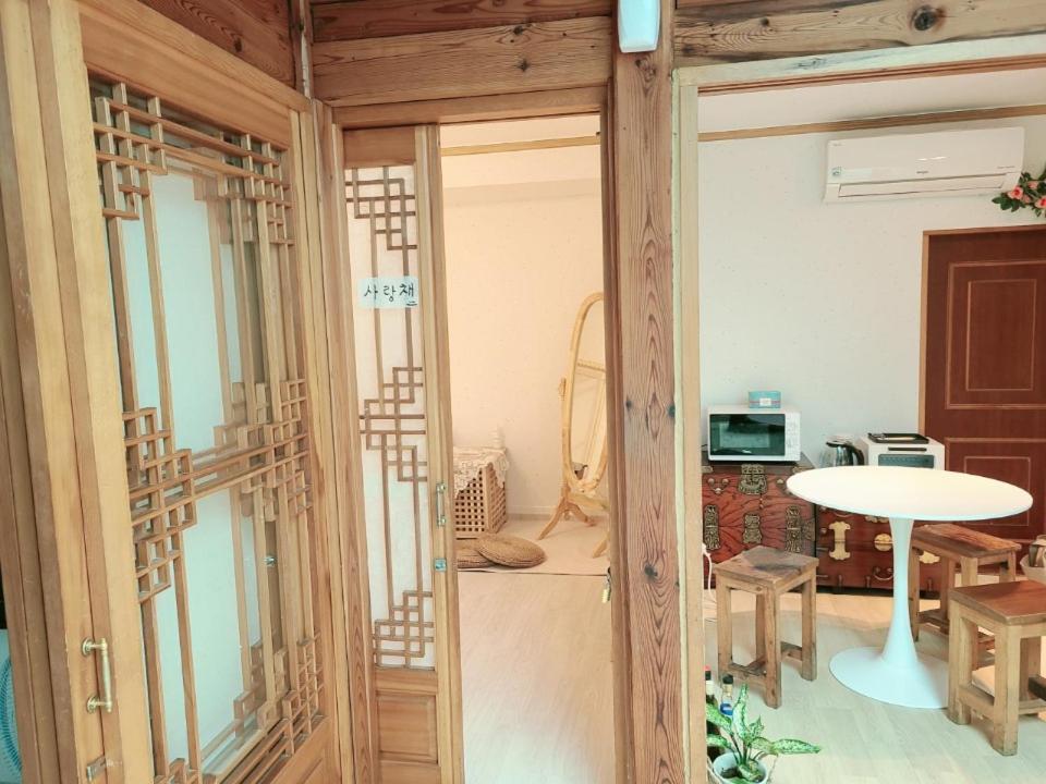 Guest house Bukchon Sarangbang - Hanok House